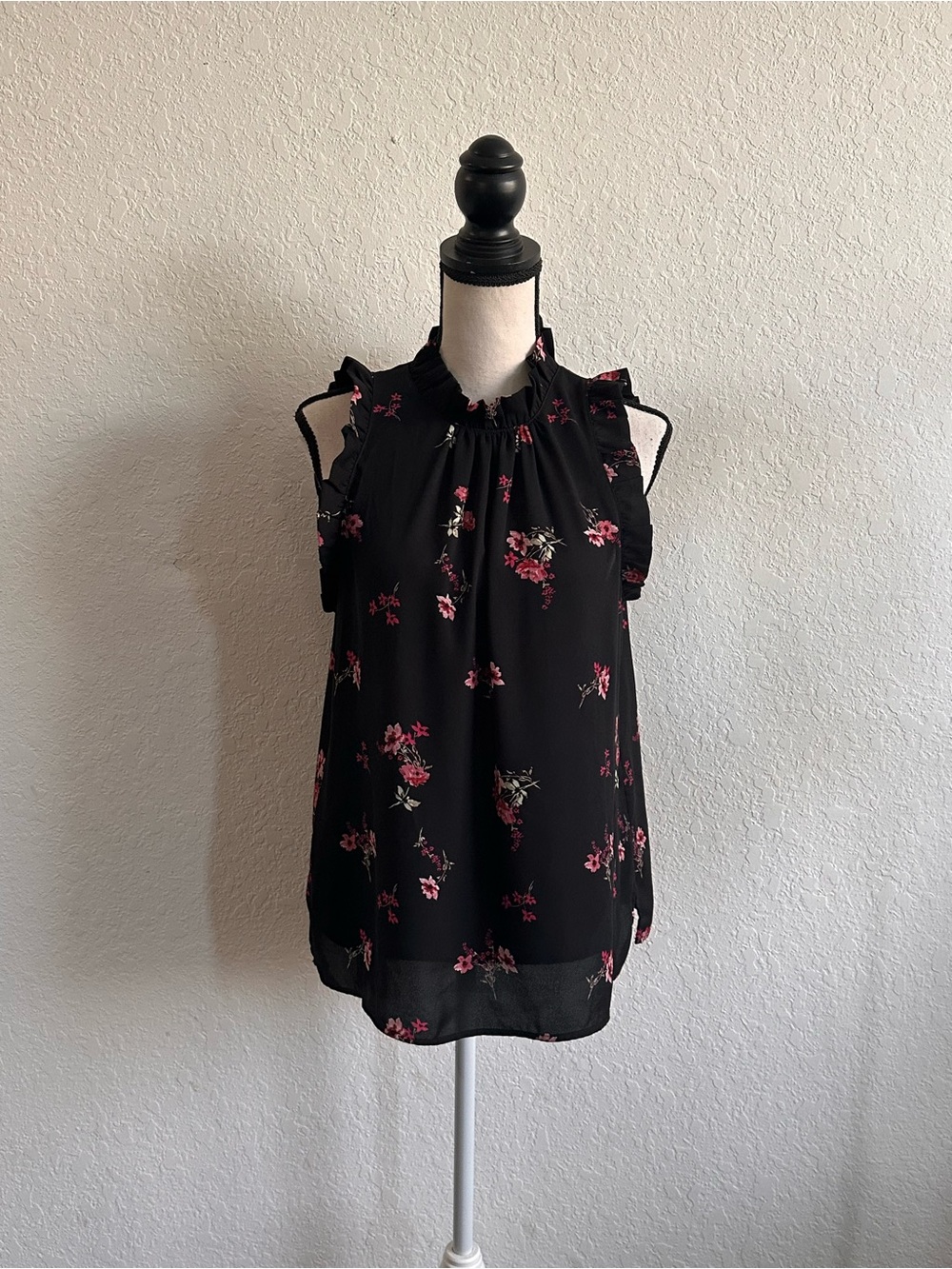 Vince Camuto Black Sleeveless Floral Ruffle Neck Top Pink Flowers Size Medium Bo